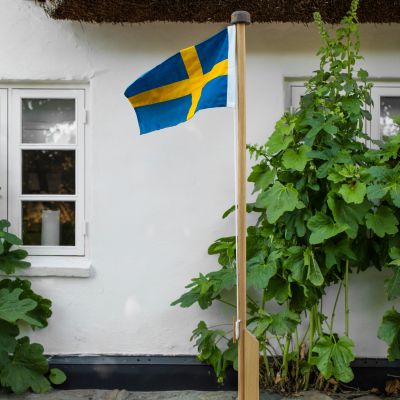 Lyxig flaggstång i ek med svensk flagga – 180 cm