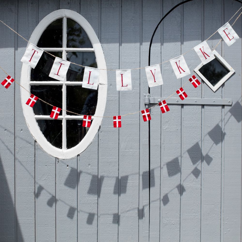 Liten flaggirlang med 10 danska flaggor
